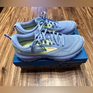 NWT Brooks Running Women's Revel 6